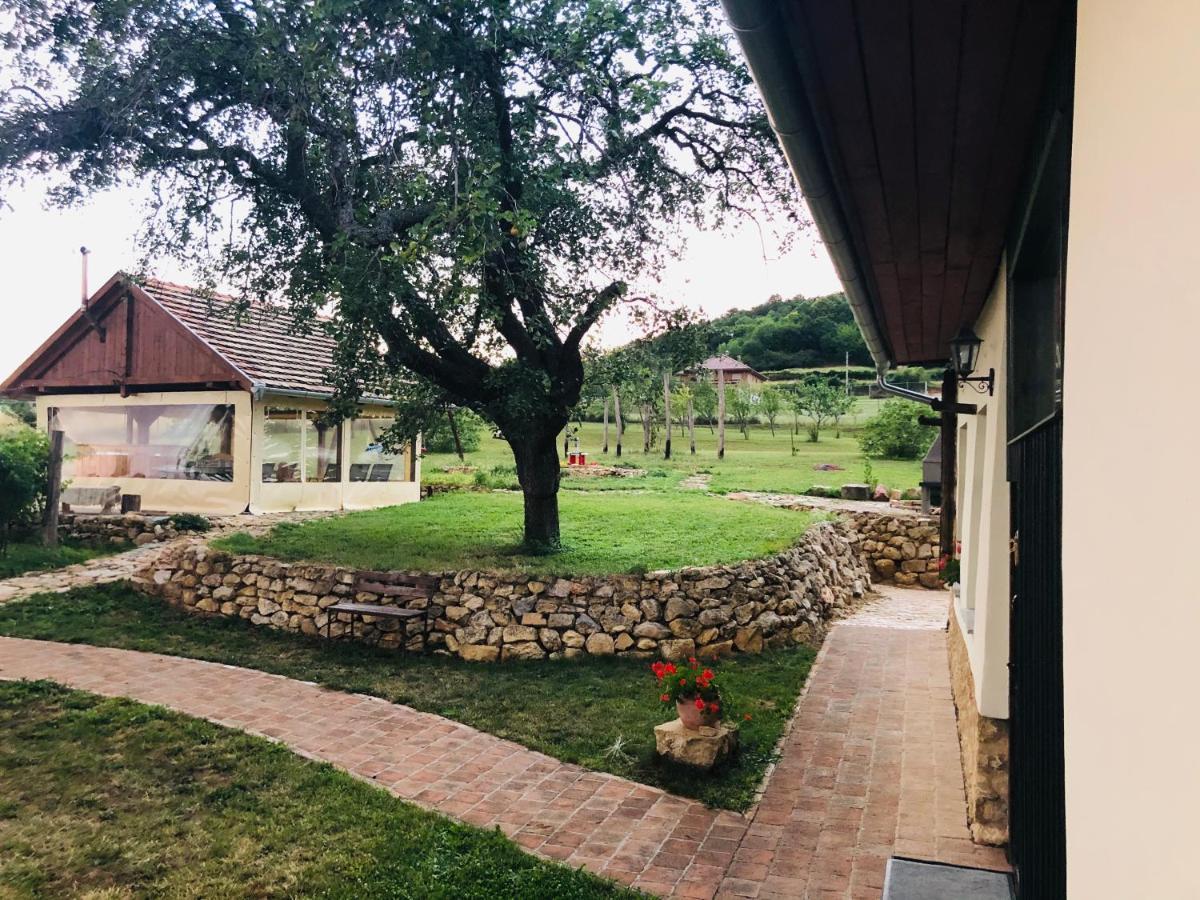 Edenkert Vendeghazak Hotell Pécsvárad Exteriör bild