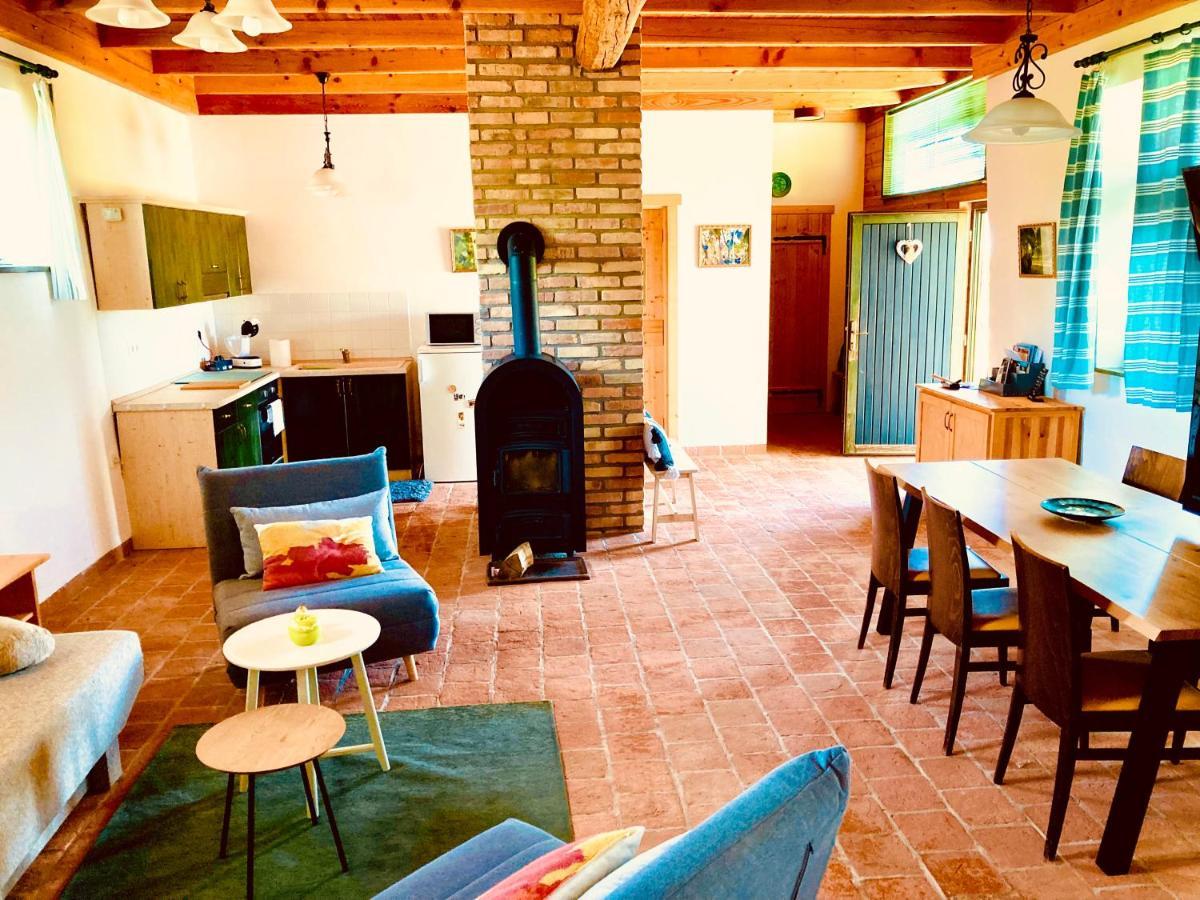 Edenkert Vendeghazak Hotell Pécsvárad Exteriör bild