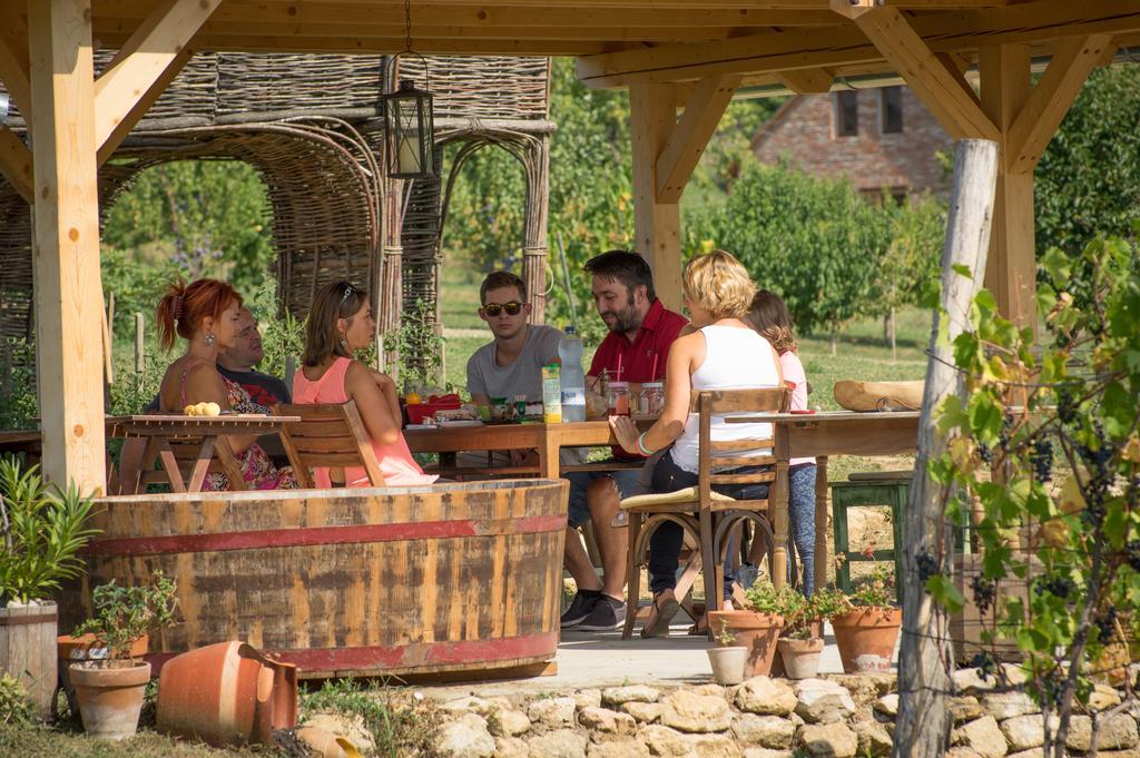 Edenkert Vendeghazak Hotell Pécsvárad Exteriör bild